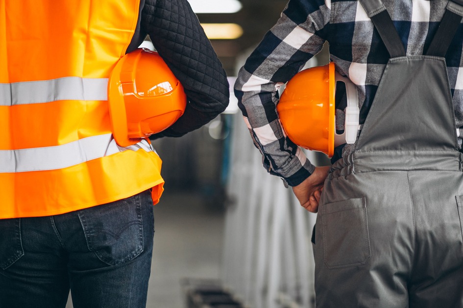 Trabajadores con equipo de protección individual (EPI) para explicar cómo interpretar los pictogramas de la ropa laboral.